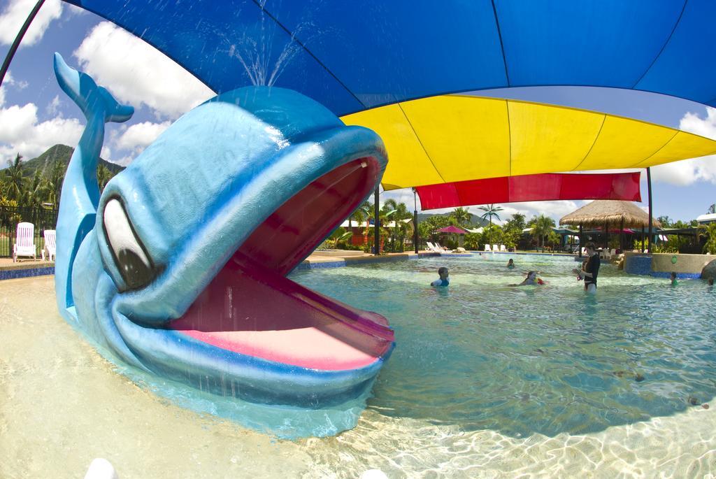 Ingenia Holidays Cairns Coconut Kültér fotó The whale fountain at Wet 'n' Wild