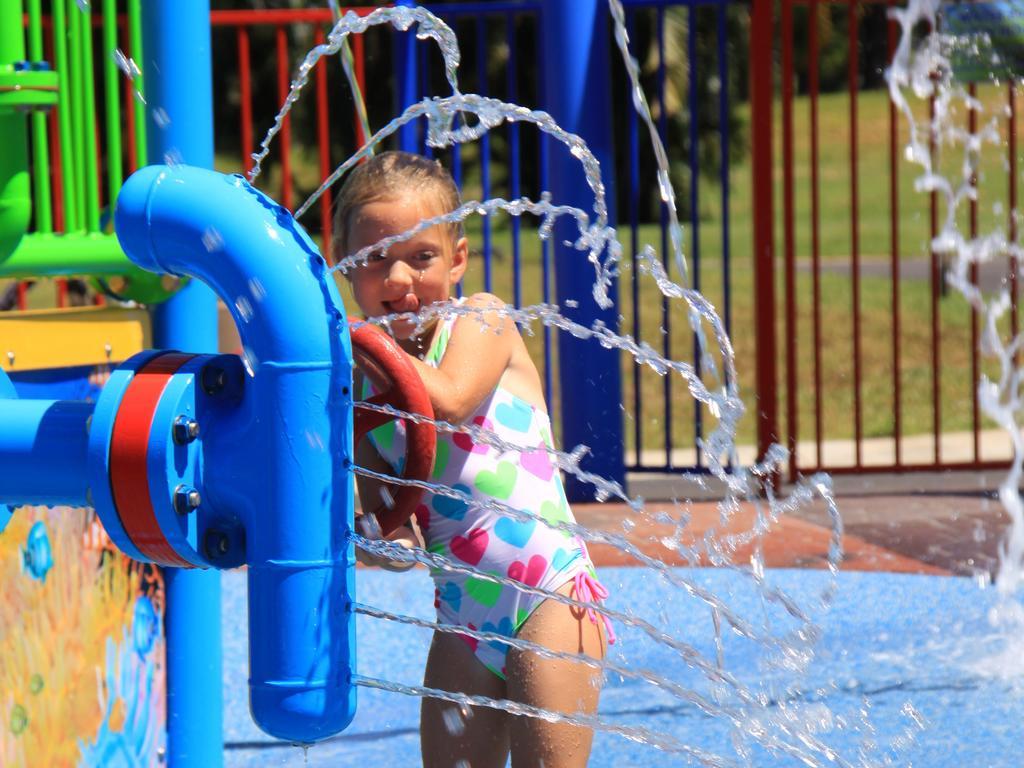Ingenia Holidays Cairns Coconut Kültér fotó A child playing at the water park
