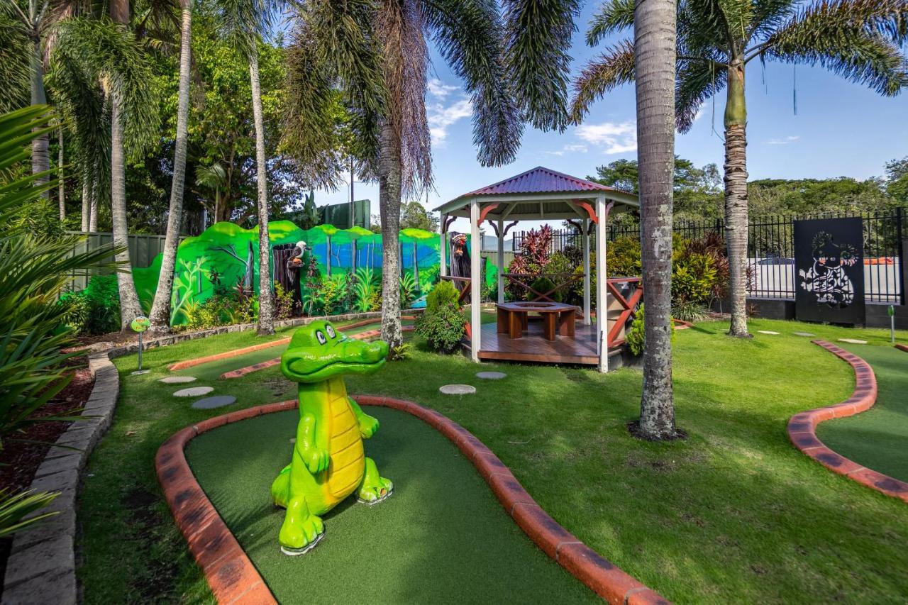 Ingenia Holidays Cairns Coconut Kültér fotó Miniature golf at the resort