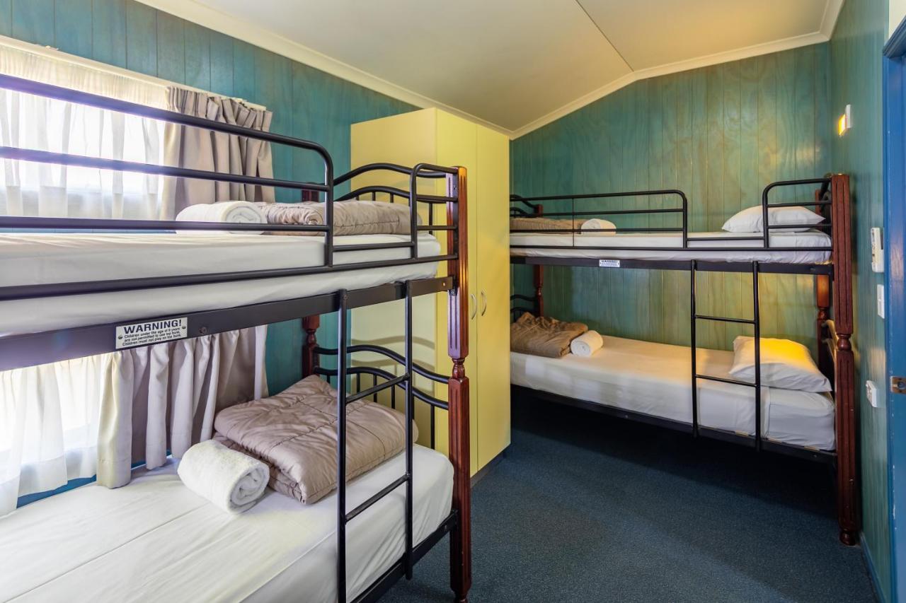 Ingenia Holidays Cairns Coconut Kültér fotó A typical room at a backpacker hostel in Australia
